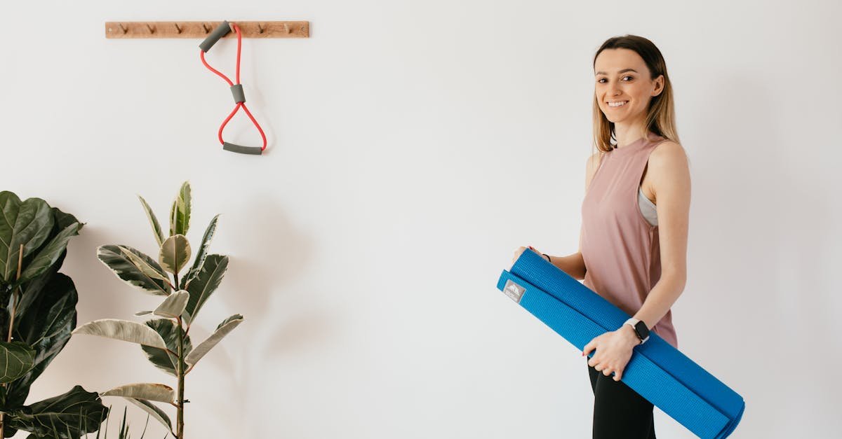 Pilates przy ścianie: szybka droga do mocnego core’u i prostych pleców — sprawdź, czy to trening dla Ciebie