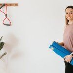 Pilates przy ścianie: szybka droga do mocnego core’u i prostych pleców — sprawdź, czy to trening dla Ciebie