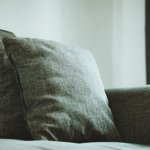 Plama po długopisie na kanapie? 7 sprawdzonych sposobów, by uratować tapicerkę bez stresu
