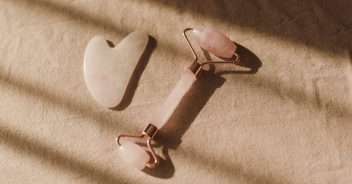 Naturalny lifting w dłoni: zasady masażu twarzy kamieniem Gua Sha krok po kroku