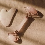 Naturalny lifting w dłoni: zasady masażu twarzy kamieniem Gua Sha krok po kroku
