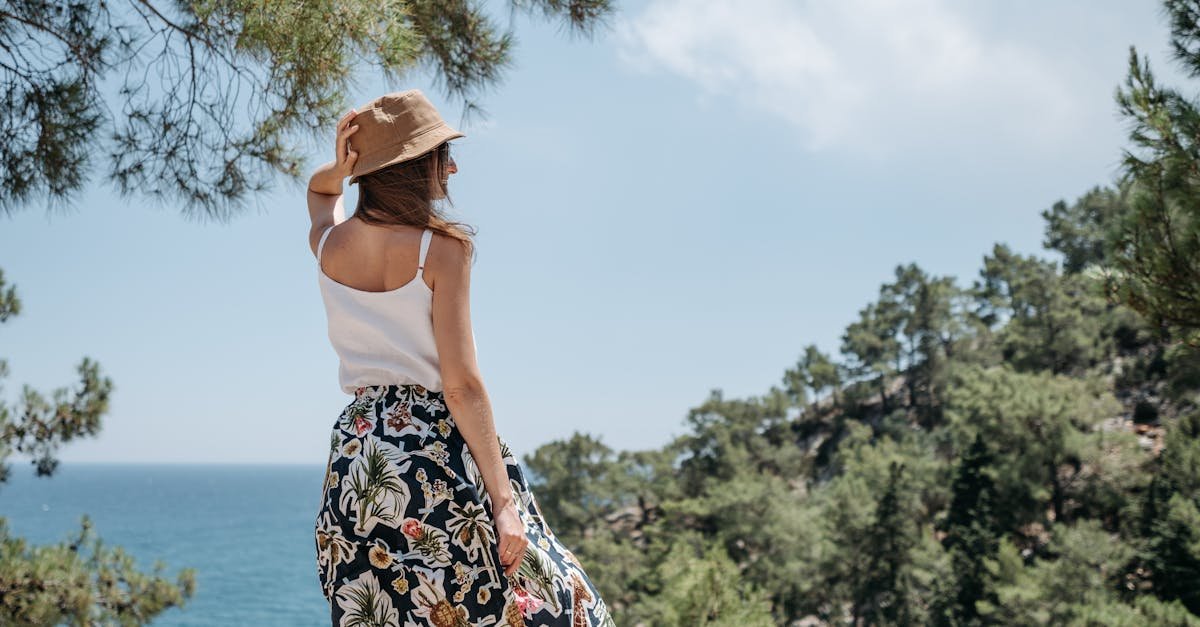 Satynowa midi bez tajemnic: 10 stylizacji, które pokochasz – od biura po weekend