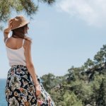 Satynowa midi bez tajemnic: 10 stylizacji, które pokochasz – od biura po weekend