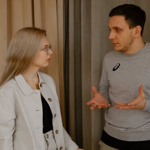 Elegancja w trudnych chwilach: jak przejść przez rozstanie i wyjść z niego silniejsi