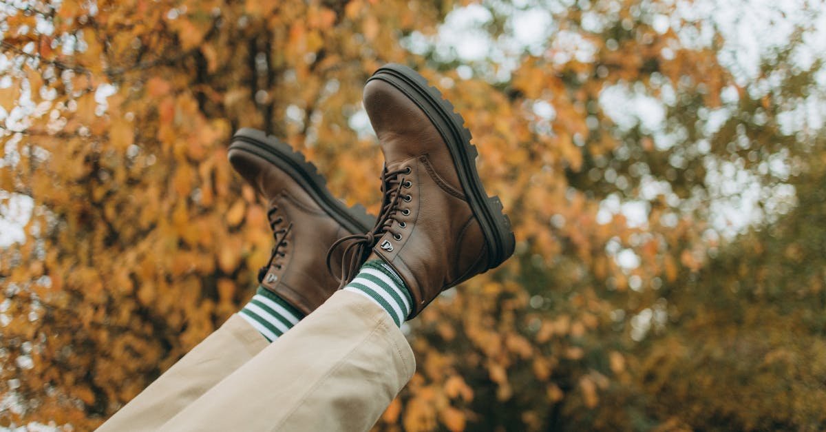 Buty, które kochają szerokie nogawki: przewodnik po fasonach wydłużających sylwetkę
