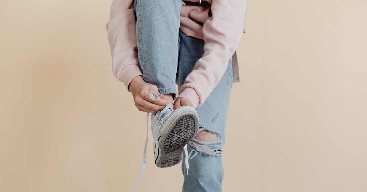 Jak łączyć jasne jeansy jesienią? 12 stylizacji, które pokochasz