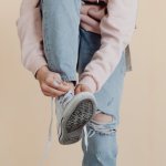 Jak łączyć jasne jeansy jesienią? 12 stylizacji, które pokochasz