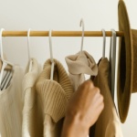 Letnia kapsuła stylu: jak zbudować lekką garderobę, która robi wrażenie przy każdej okazji
