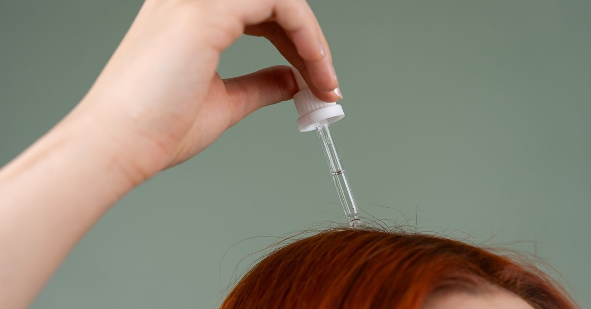 Wcierka na porost włosów, która działa: jak ją aplikować, by szybciej zobaczyć baby hair