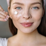 Kwas mlekowy w służbie glow: jak włączyć go do pielęgnacji twarzy bez podrażnień