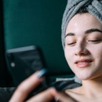 Enzymy czy kwasy? Jak wybrać idealny peeling dla Twojej cery