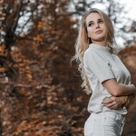 Stylowy balans: 12 trików, dzięki którym ramiona wyglądają smuklej